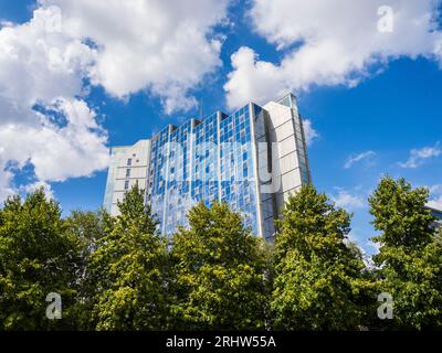 High Rise, Apartment Block, Churchill Place, Basingstoke, Hampshire, Inghilterra, Regno Unito, Regno Unito. Foto Stock