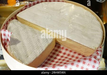 Formaggio camembert fresco con camembert a fette Foto Stock