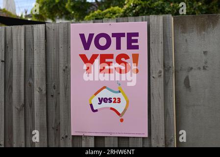 Voto rosa Sì! Firma della campagna Yes23 su una recinzione di legno, parte della campagna indigena per il referendum, nella periferia di Melbourne Foto Stock