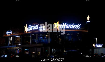 Cairo, Egitto, 9 agosto 2023: Hardee's Restaurants LLC, una catena di ristoranti fast-food americana gestita da CKE Restaurants Holdings, Inc Hardees resta Foto Stock