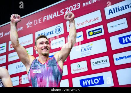 7 luglio 2023, Renania settentrionale-Vestfalia, Duesseldorf: Ginnastica: Apparati ginnastici, PSD Bank Dome, campionati tedeschi, decisione all-around, uomini: Nick Klessing Cheers. Foto: Tom Weller/dpa Foto Stock