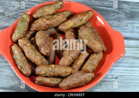 Riso kofta, un piatto delizioso e popolare in Egitto, fatto con una bella miscela di carne tritata, coriandolo, riso schiacciato, prezzemolo, aneto e fritto in profondità Foto Stock