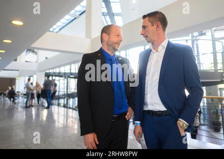 Celle, Germania. 19 agosto 2023. Frank Rinck (r), presidente di stato della bassa Sassonia AfD, e Stefan Marzischewski-Drewes, presidente del gruppo parlamentare dell'AfD nel parlamento di stato della bassa Sassonia, partecipano alla conferenza del partito di stato della bassa Sassonia AfD al Congress Union celle. L'alternativa per la Germania è incontrarsi questo fine settimana a celle per una conferenza di partito di stato. Credito: Julian Stratenschulte/dpa/Alamy Live News Foto Stock