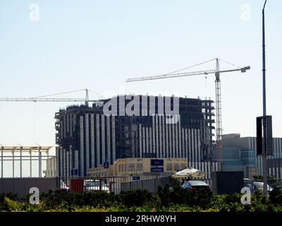 Giza, Egitto, 21 luglio 2023: Nuovo sviluppo nella città di Sheikh Zayed a Giza, Un cantiere di un nuovo alto edificio di un'azienda industriale Foto Stock