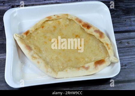 Chakhtoura di labneh al miele, Una dolce pasticceria di yogurt labna, cotta in forno e ricoperta di yogurt Labanah, base mediorientale e levigata Foto Stock