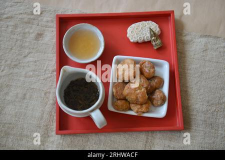 bánh trung thu e bánh chả đặc sản Hà Nội. Moon Cakes, Medio autunno, festival lunare autunnale. Văn Hóa uống Trà, bevi la cultura del tè asiatico Foto Stock