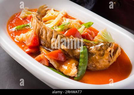 Cucina cinese: Croaker giallo brasato Foto Stock