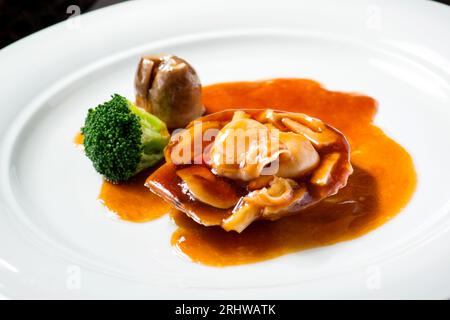 Mescolare le capesante fresche fritte con i broccoli Foto Stock