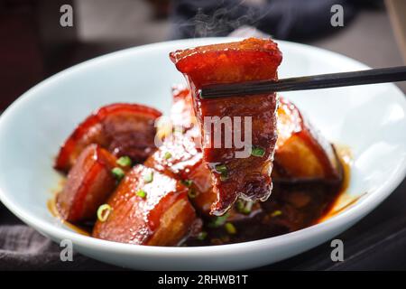 Pancia di maiale brasata Hakka, maiale dongpo, cucina cinese Foto Stock