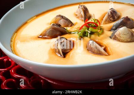 Cibo cinese, uova al vapore con vongole Foto Stock