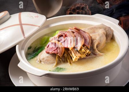 Brodo d'anatra Muscovy con germogli di bambù e prosciutto Jinhua，vaso d'anatra vecchio fiabesco，tradizionale cucina del Sichuan Foto Stock