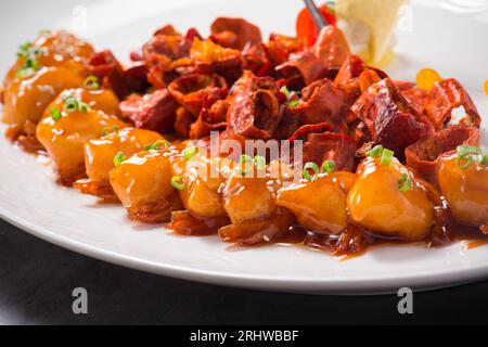 Palla di gamberi Kung Pao con cibo tradizionale asiatico，gamberi Kung Pao Foto Stock