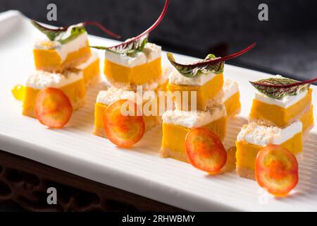 Dessert tradizionale dim sum torta alla mousse di cioccolato alla zucca Foto Stock