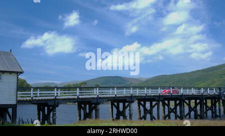 Ponte a pedaggio in legno sull'Afon (fiume) Mawddach in Snowdonia Foto Stock