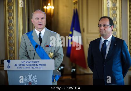 Parigi, Francia. 15 luglio 2013. Il presidente Francois Hollande e il grande Cancelliere e generale dell'esercito Jean-Louis Georgelin visitano il Museo della Legione di Honnor per celebrare il 50° anniversario dell'ordine al merito nazionale a Parigi, in Francia, il 13 luglio 2013. Creato dal generale De Gaulle il 1963 dicembre, l'ordine nazionale al merito è un ordine di Stato conferito dal Presidente della Repubblica francese. Foto di Christophe Petit Tesson/Pool/ABACAPRESS.COM credito: Abaca Press/Alamy Live News Foto Stock