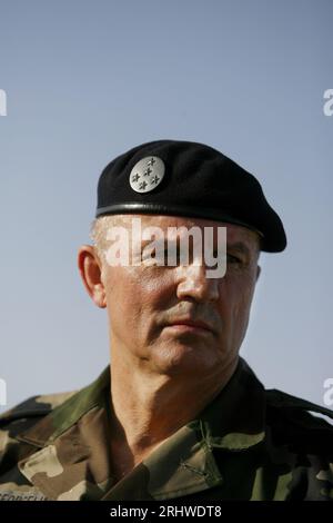 Kabul, Afghanistan. 4 settembre 2008. ESCLUSIVA. Il generale e capo di stato maggiore della difesa francese Jean-Louis Georgelin visita alla base operativa di Tora Forward (FOB) e incontra la 4a sezione dell'8o RPIMa, nel distretto di Surobi in Afghanistan il 3 settembre 2008, dopo che 10 paracadutisti francesi furono uccisi in un'imboscata dai Talebani ad est di Kabul il 18 agosto 2008. 3.000 soldati francesi partecipano alla forza internazionale di assistenza alla sicurezza (ISAF) di 40 nazioni nella provincia di Kabul. Foto di Corentin Fohlen/ABACAPRESS.COM Credit: Abaca Press/Alamy Live News Foto Stock