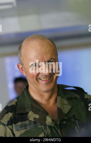 Kabul, Afghanistan. 4 settembre 2008. ESCLUSIVA. Il generale e capo di stato maggiore della difesa francese Jean-Louis Georgelin visita alla base operativa di Tora Forward (FOB) e incontra la 4a sezione dell'8o RPIMa, nel distretto di Surobi in Afghanistan il 3 settembre 2008, dopo che 10 paracadutisti francesi furono uccisi in un'imboscata dai Talebani ad est di Kabul il 18 agosto 2008. 3.000 soldati francesi partecipano alla forza internazionale di assistenza alla sicurezza (ISAF) di 40 nazioni nella provincia di Kabul. Foto di Corentin Fohlen/ABACAPRESS.COM Credit: Abaca Press/Alamy Live News Foto Stock