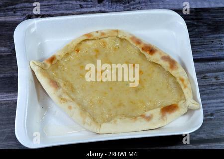 Chakhtoura di labneh al miele, Una dolce pasticceria di yogurt labna, cotta in forno e ricoperta di yogurt Labanah, base mediorientale e levigata Foto Stock