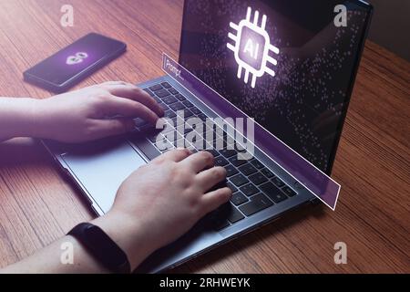 Le donne usano la potenza dell'intelligenza artificiale su notebook e smartphone. Concetto di chat ai. Intelligenza artificiale. Trasformazione tecnologica futuristica. Scrivere un prompt. Foto Stock
