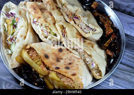 Patate fritte sandwich a dita e pane piatto con purè di fave e tradizionali panini egiziani con dinamite farciti di fave, uova, gre Foto Stock