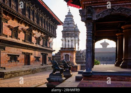 Nepal, valle di Kathmandu, dichiarata Patrimonio dell'Umanità dall'UNESCO, città di Bhaktapur, Piazza Durbar Foto Stock