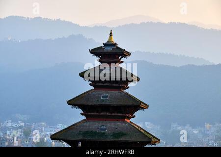 Nepal, valle di Kathmandu, dichiarata Patrimonio dell'Umanità dall'UNESCO, città di Bhaktapur, piazza Taumadhi Tole, tempio di Nyatapola Foto Stock