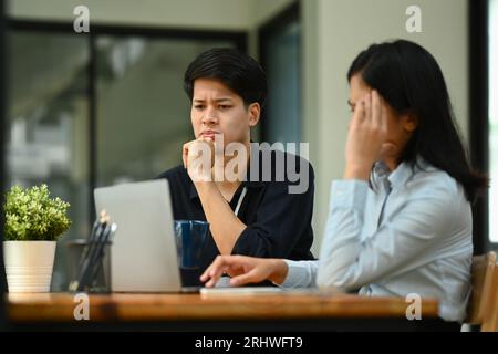 Dipendenti maschi e femmine stressati frustrati da problemi aziendali o insoddisfatti dei risultati di lavoro. Foto Stock