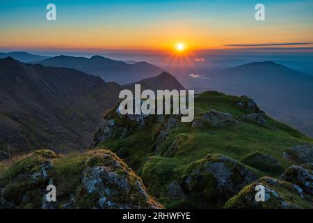 Snowdonia. La vista dell'alba dalla cima del Monte Snowdon, Yr Wyddfa, guarda ad est. Foto Stock