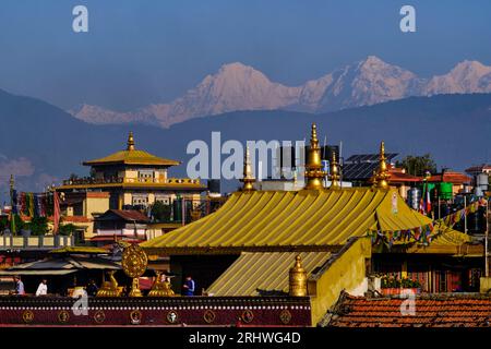 Nepal, valle di Kathmandu, stupa buddista di Bodnath, monasteri e Ganesh Himal Foto Stock