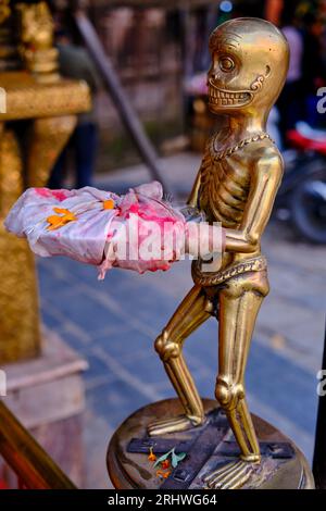 Nepal, valle di Kathmandu, Kathmandu, offerta al tempio di Annapurna Foto Stock