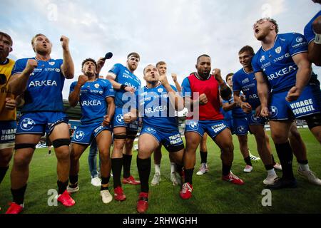 Vannes, Francia. 18 agosto 2023. Cyril Blanchard, Theo Bastardi, Francisco Gorrissen, Pagakalasio Tafili, Leon Boulier, Jules le Bail di Vannes festeggia il 18 agosto 2023 allo stadio la Rabine di Vannes, in Francia, nella partita di rugby Pro D2 tra RC Vannes e USON Nevers - foto Damien Kilani/DK Prod/DPPI Credit: DPPI Media/Alamy Live News Foto Stock