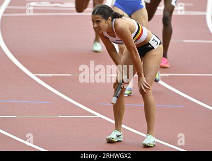 Budapest, Ungheria. 19 agosto 2023. La belga Camille Laus nella foto dopo le manche a staffetta mista 4x400 m ai Campionati mondiali di atletica leggera di Budapest, in Ungheria, sabato 19 agosto 2023. I Mondi si svolgeranno dal 19 al 27 agosto 2023. BELGA PHOTO ERIC LALMAND Credit: Belga News Agency/Alamy Live News Foto Stock