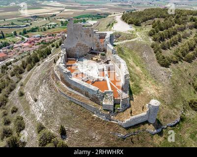 Castrojeriz Burgos, sosta sul Camino de Santiago. Vista aerea del castello, dove fu assassinata la regina Leonor di Castiglia, moglie del re Alfonso IV d'Aragona Foto Stock