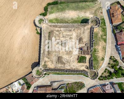 Castello di Grajal de Campos a Leon. dettaglio delle mura di difesa vista aerea dall'alto Foto Stock