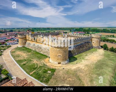 Castello di Grajal de Campos a Leon. Testimone di secoli di storia, i muri di pietra raccontano storie di battaglie e tempi passati. Un'icona dell'architetto medievale Foto Stock