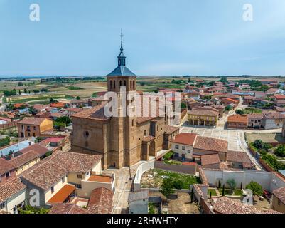 Vista panoramica aerea di Grajal de Campos, annidato nelle terre di Leon, questo angolo di tranquillità respira l'essenza della vita rurale spagnola. San mi Foto Stock