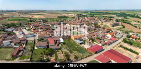 Vista panoramica aerea di Grajal de Campos, annidato nelle terre di Leon, questo angolo di tranquillità respira l'essenza della vita rurale spagnola. Foto Stock