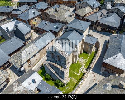 Vista aerea Penalba de Santiago nella provincia di Leon, regione di El Bierzo, Chiesa mozaraba. Considerata una delle città più belle della Spagna Foto Stock