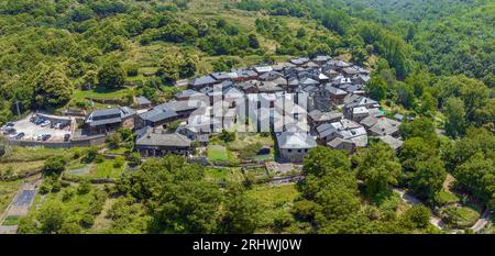 Vista aerea Penalba de Santiago nella provincia di Leon, regione di El Bierzo, Chiesa mozaraba. Considerata una delle città più belle della Spagna Foto Stock