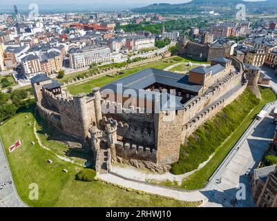 Castello Templare a Ponferrada, Leon Spagna mura medievali in pietra, torri, bandiere. vista frontale dell'antenna Foto Stock