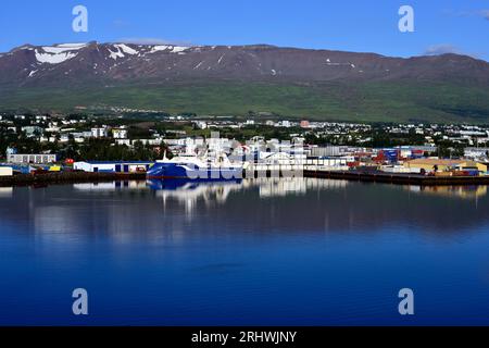 La nave da pesca islandese Kaldbakur è vista accanto al suo porto natale di Akureyri, nel nord-est dell'Islanda, la mattina presto. Foto Stock