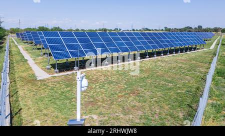 Telecamera di sorveglianza stradale su una centrale a energia solare. Energia rinnovabile Foto Stock