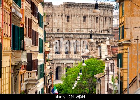 Vista del Colosseo da via di San Giovanni in Laterano, Roma, Italia Foto Stock