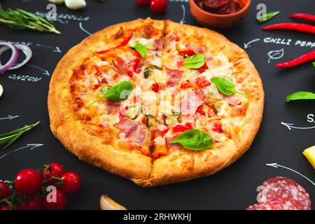 Pizza, ingredienti e nomi dei prodotti scritti in gesso su sfondo nero. Banner, menu, ricetta. Foto Stock