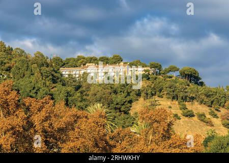 Malaga, Provincia di Malaga, Costa del Sol, Andalusia, Spagna meridionale. Ammira il Parador Nazionale dal porto. Foto Stock