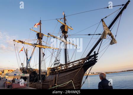 Replica della caracca del XVI secolo, o nao, Victoria nel porto di Malaga, Costa del Sol, Spagna. La replica fu costruita nel 1992. L'originale era la f Foto Stock