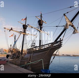 Replica della caracca del XVI secolo, o nao, Victoria nel porto di Malaga, Costa del Sol, Spagna. La replica fu costruita nel 1992. L'originale era la f Foto Stock