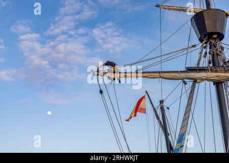 Marinaio che sta lavorando al rigging della replica della caracca del XVI secolo, o nao, Victoria nel porto di Malaga, Costa del Sol, Spagna. La replica è stata costruita Foto Stock