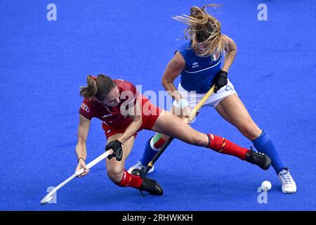 Monchengladbach, Germania. 19 agosto 2023. La belga Judith Vandermeiren e l'italiana Ivanna Pessina raffigurate durante una partita di hockey tra la nazionale belga di hockey femminile Red Panthers e l'Italia, sabato 19 agosto 2023 a Monchengladbach, Germania, partita 1/3 nella fase a biliardo dei campionati europei di hockey femminile. I campionati EuroHockey 2023 si svolgono dal 18 al 27 agosto 2023. BELGA PHOTO DIRK WAEM Credit: Belga News Agency/Alamy Live News Foto Stock