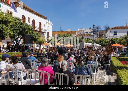 Spettacolo pubblico nella Plaza de los Naranjos, o Piazza Orange, della visita alla banda de musica Las Flores di Malaga. Marbella, Costa del Sol, M. Foto Stock